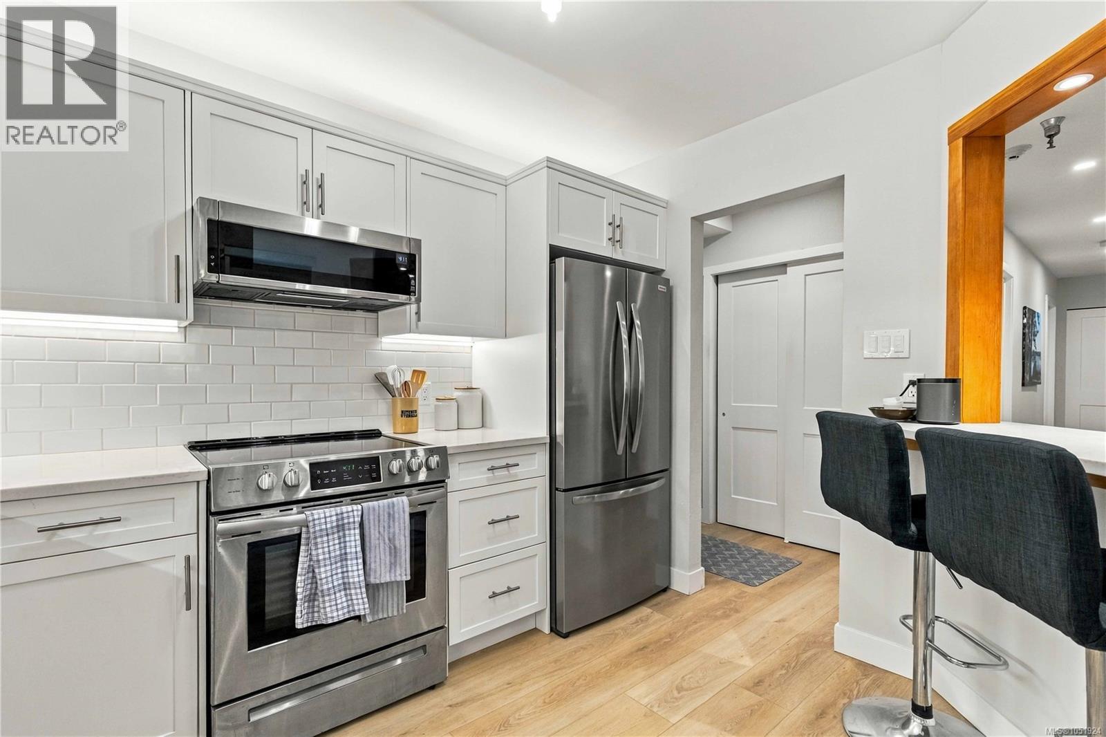 204 69 Gorge Road West, Saanich
