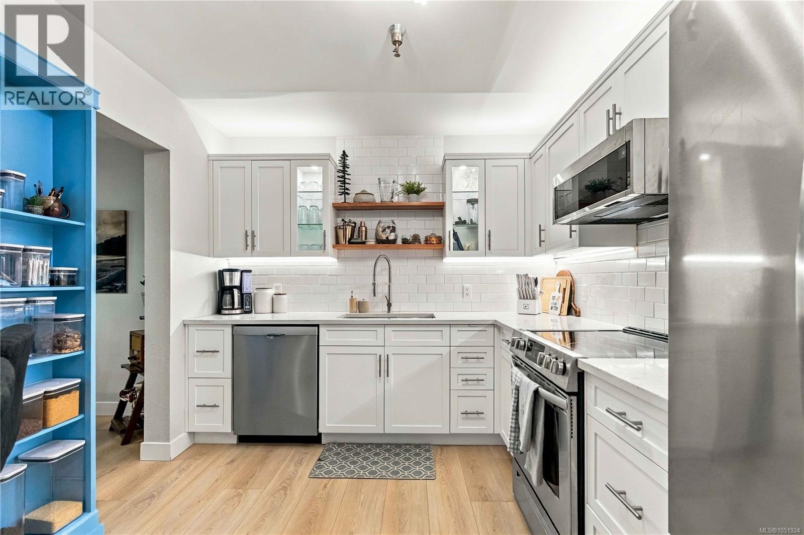 204 69 Gorge Road West, Saanich