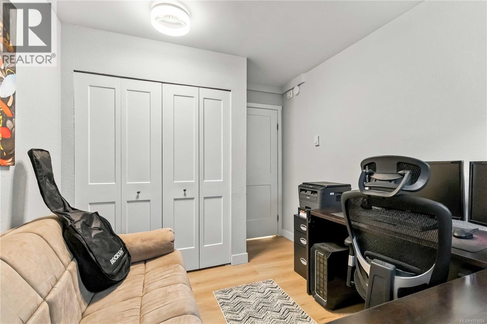 204 69 Gorge Road West, Saanich