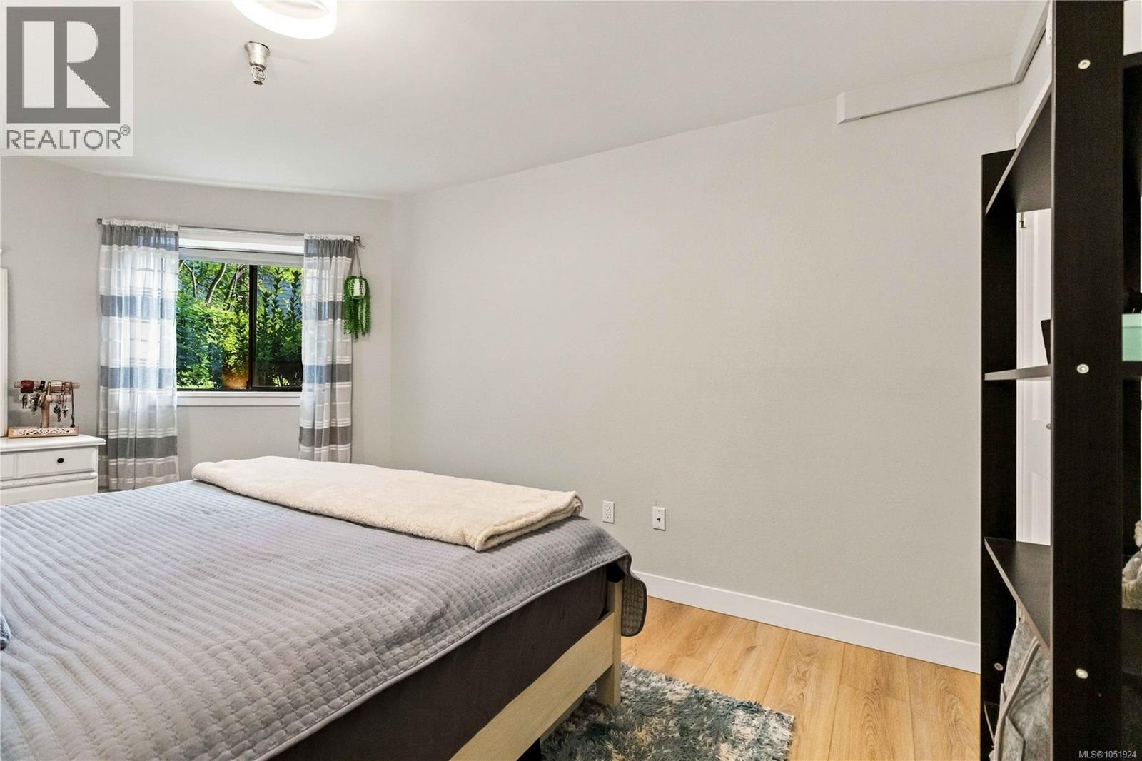 204 69 Gorge Road West, Saanich