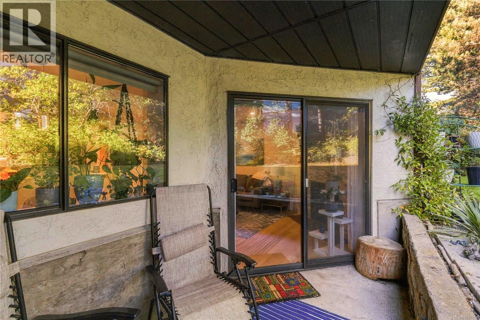 204 69 Gorge Road West, Saanich
