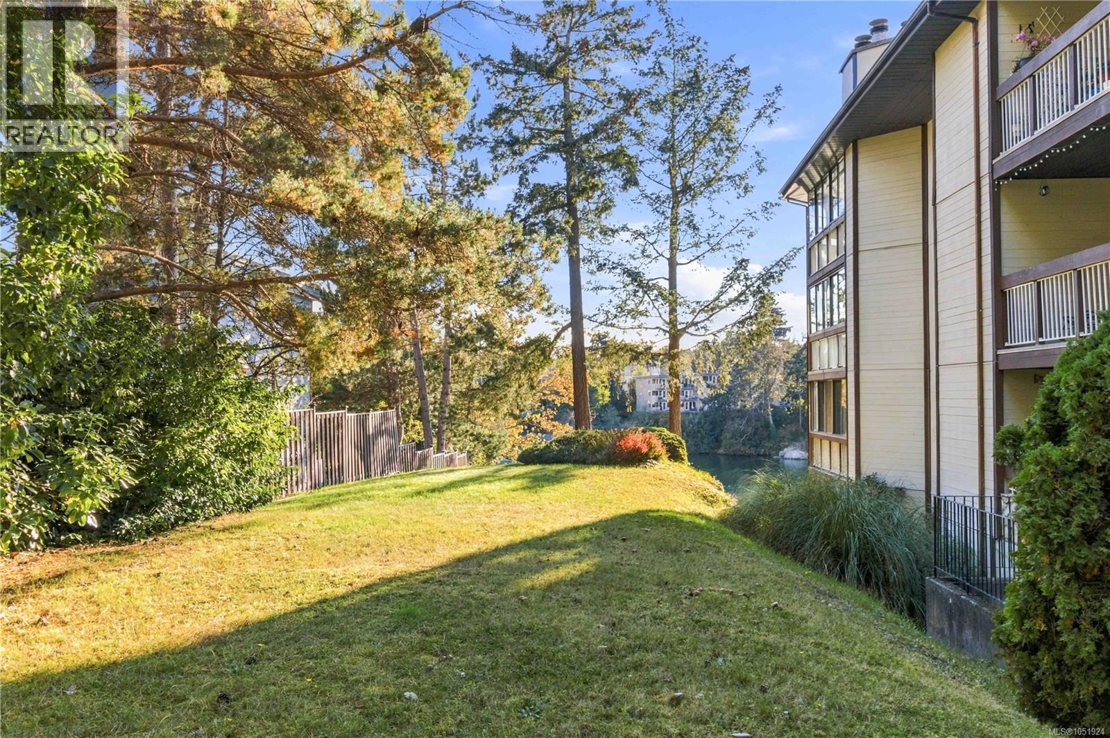 204 69 Gorge Road West, Saanich