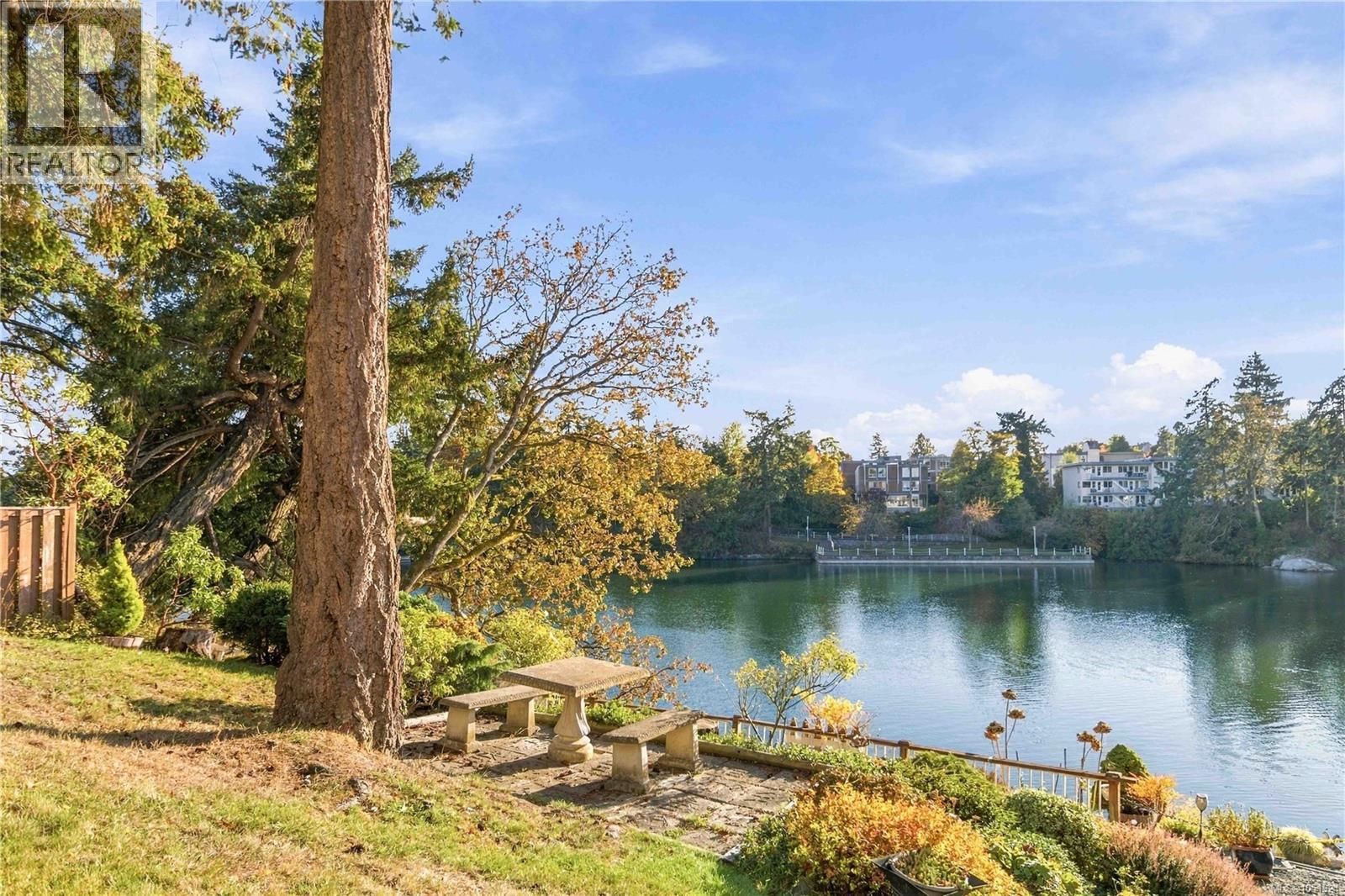 204 69 Gorge Road West, Saanich