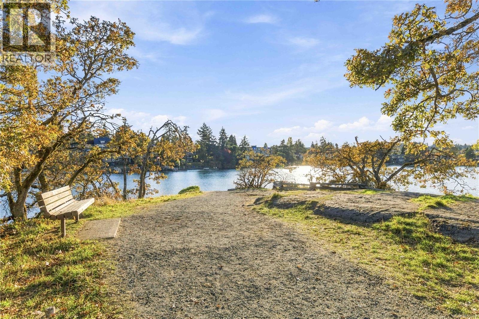 204 69 Gorge Road West, Saanich