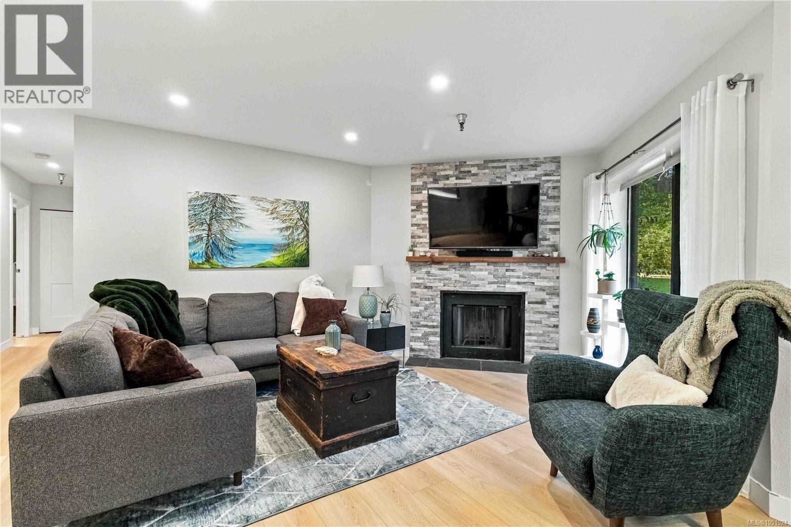 204 69 Gorge Road West, Saanich
