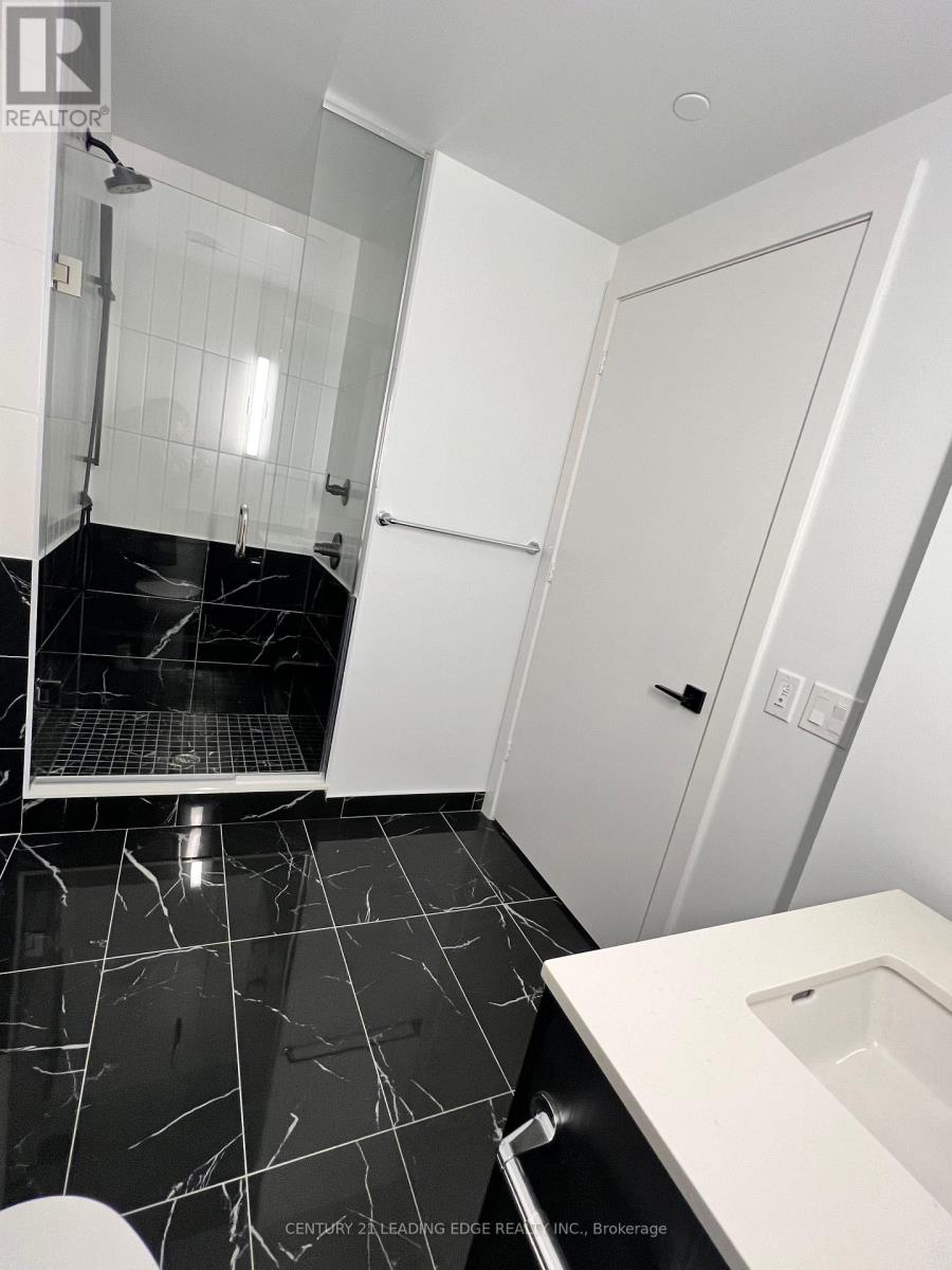 327 King Street West — photo 14