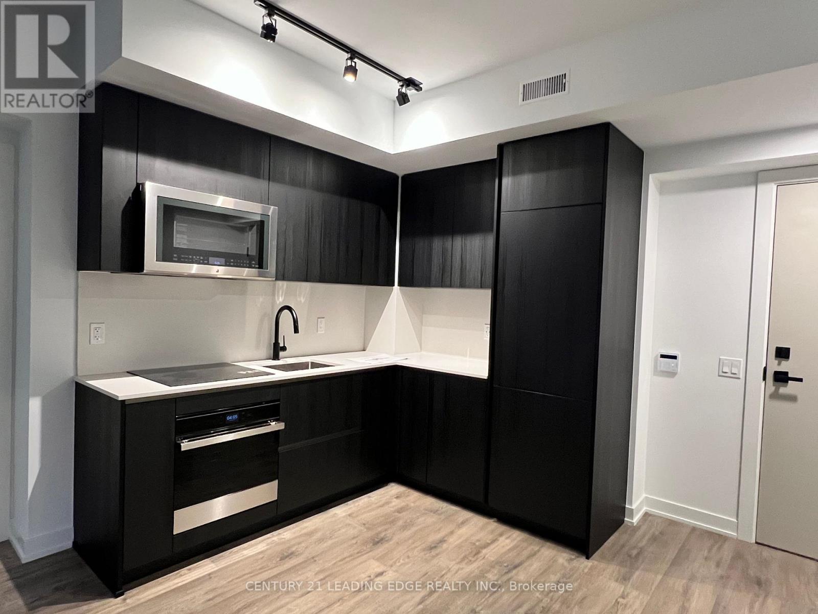 327 King Street West — photo 16