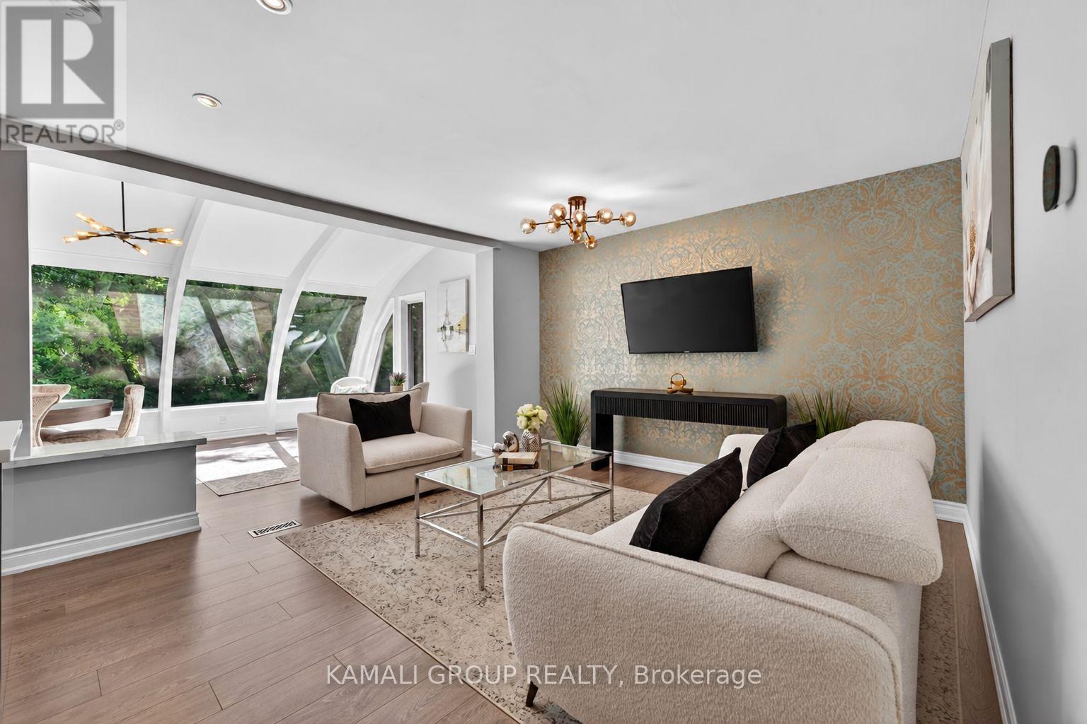 61 Lawnwood Court, Richmond Hill, ON photo 7