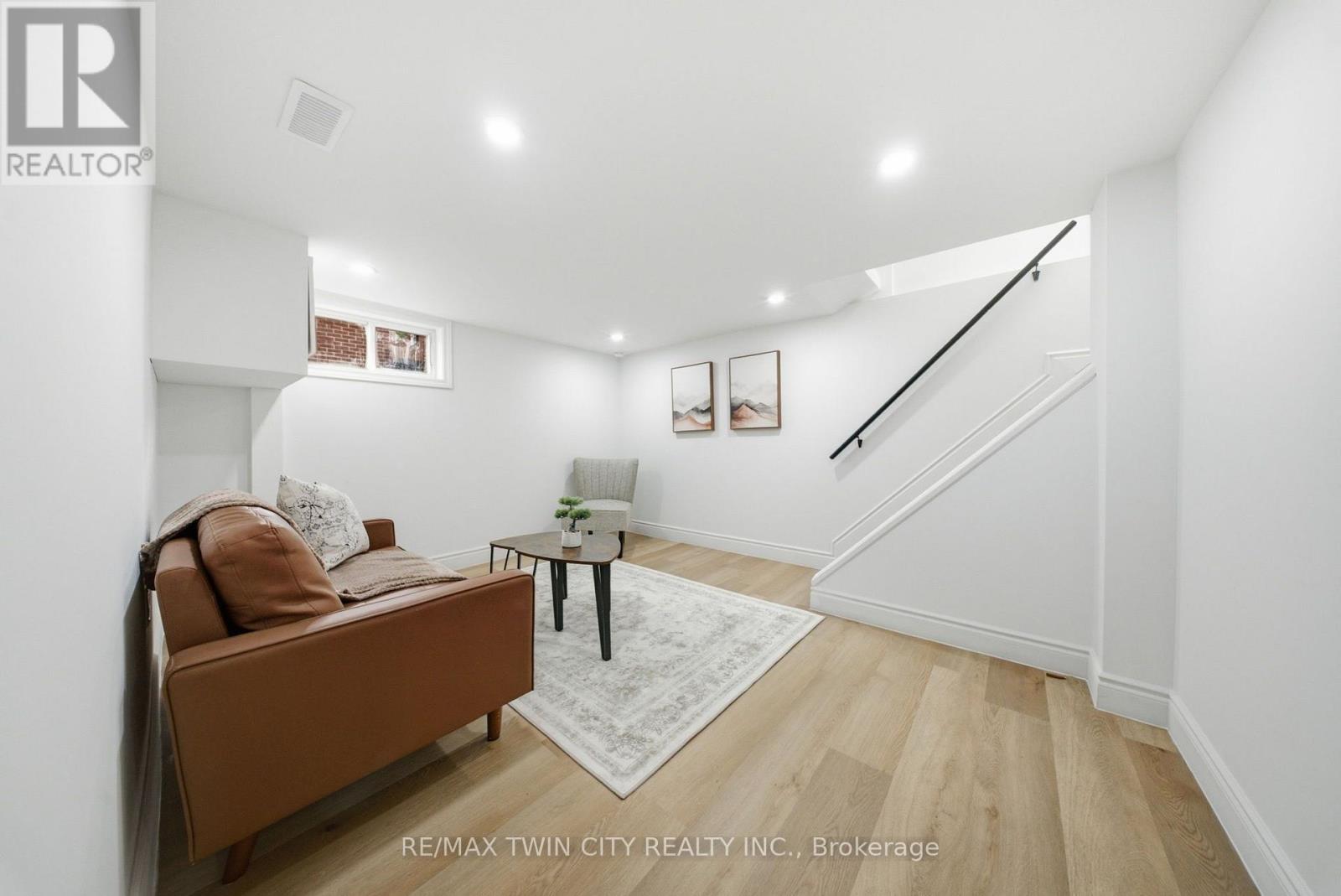24 PARK ROAD N - 22