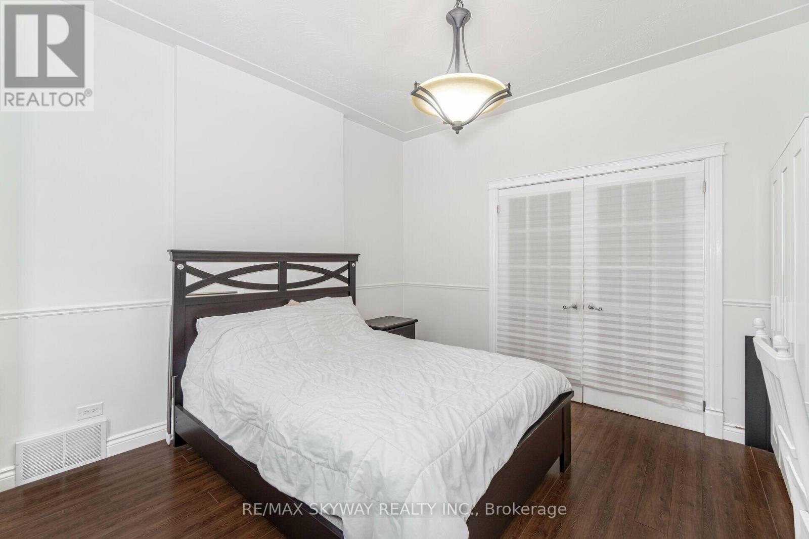 242 East Avenue North, Hamilton, ON photo 16