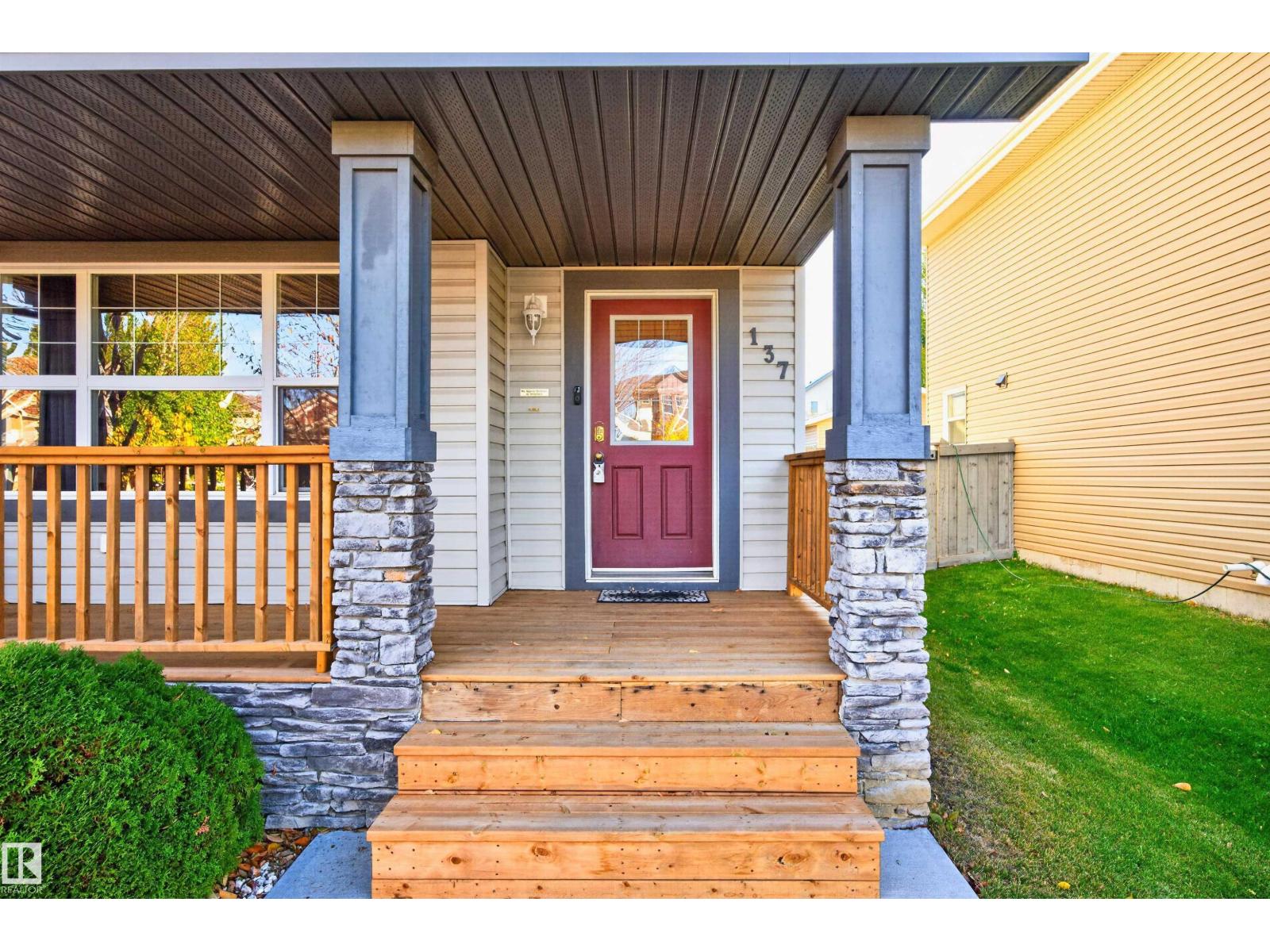 137 62 St SW photo 3 — MLS® E4513327