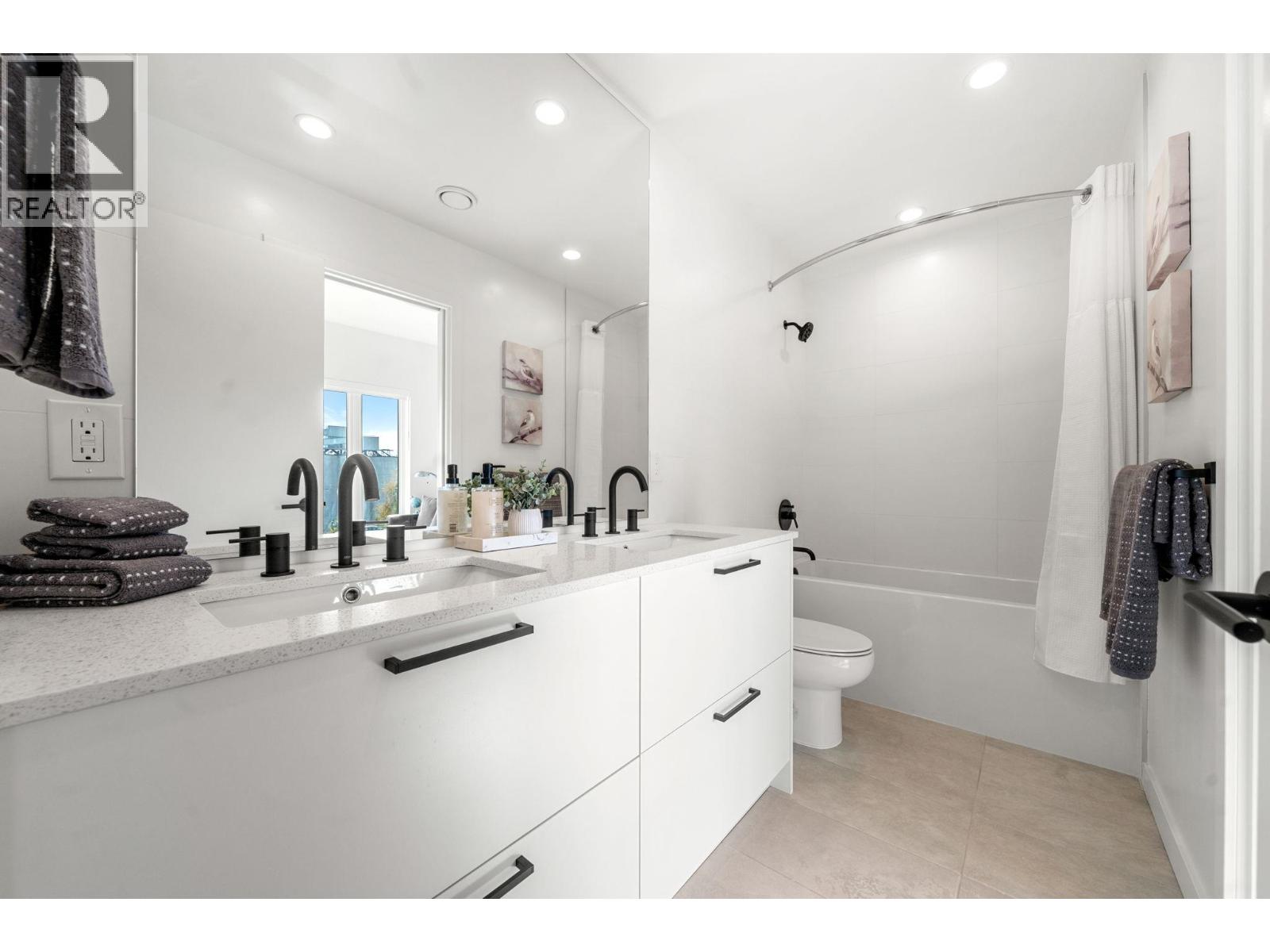Photo of 157 555 E 2ND STREET 23