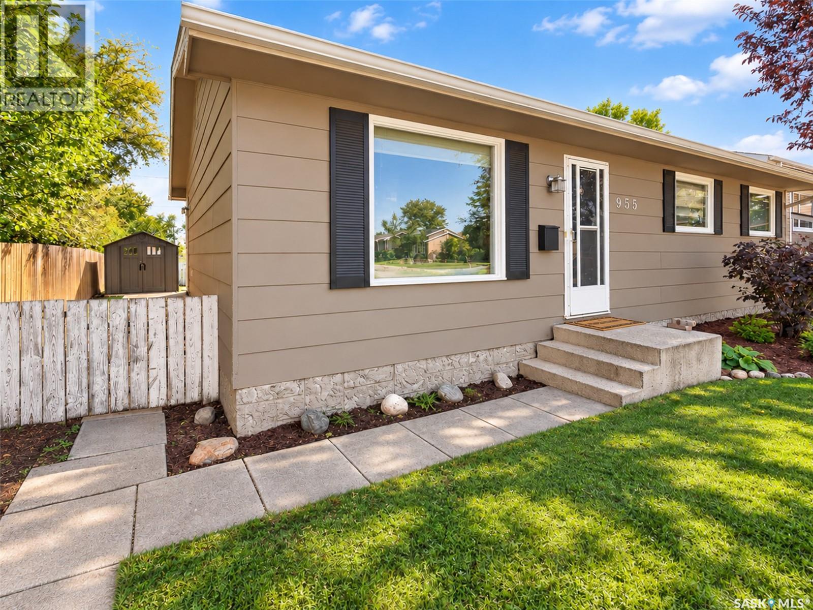 955 Holdsworth CRESCENT - 4