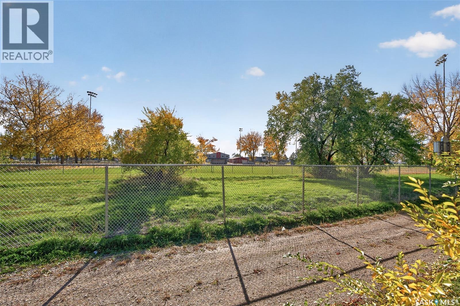 955 Holdsworth CRESCENT - 56