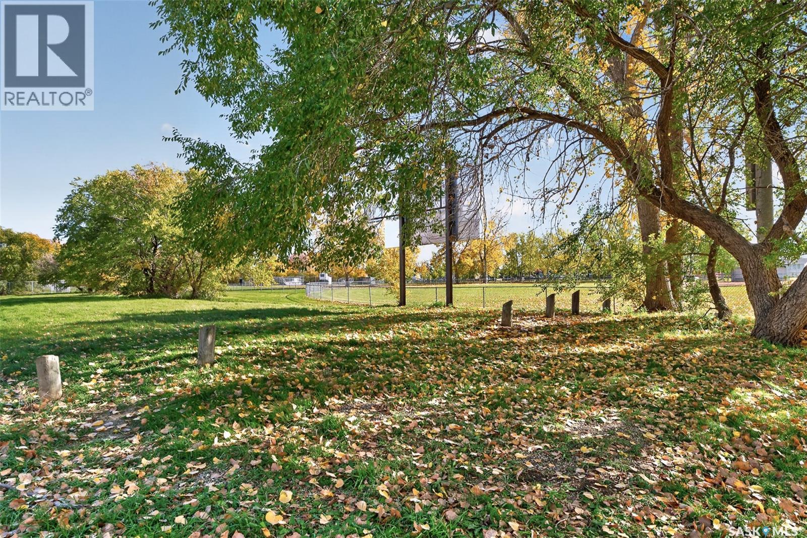 955 Holdsworth CRESCENT - 57