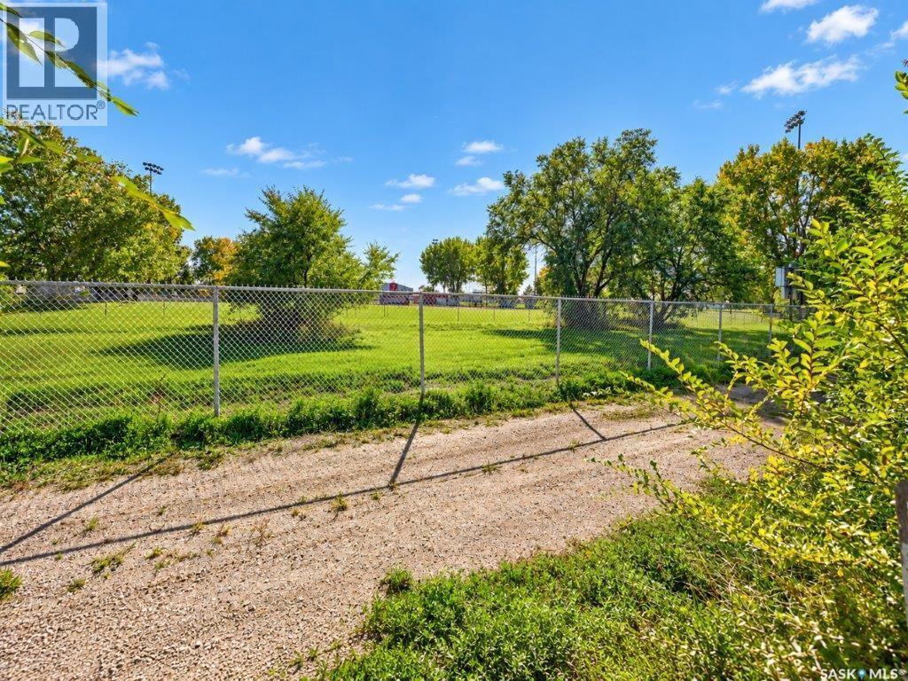 955 Holdsworth CRESCENT - 60