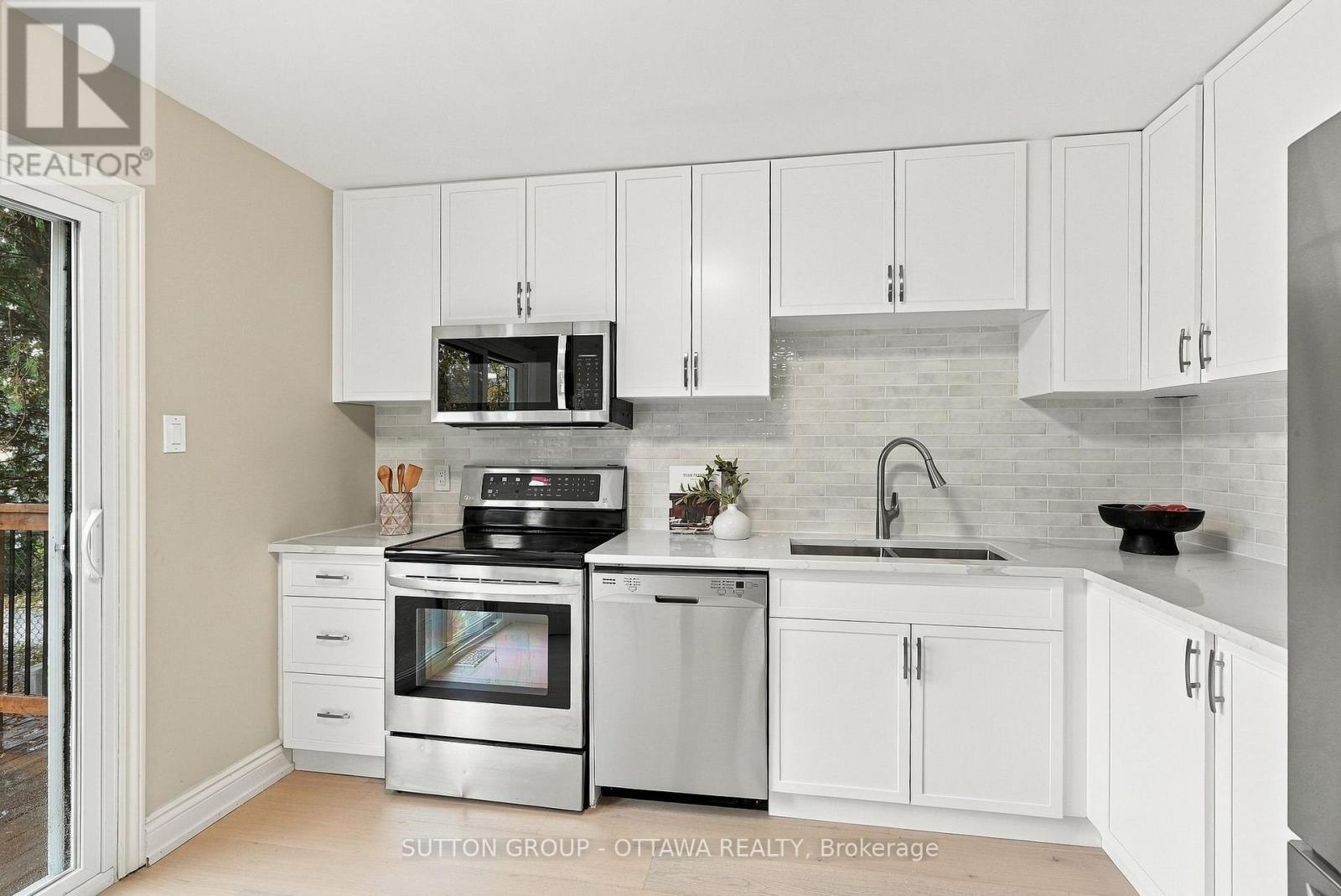 476 Rougemount Crescent — photo 18