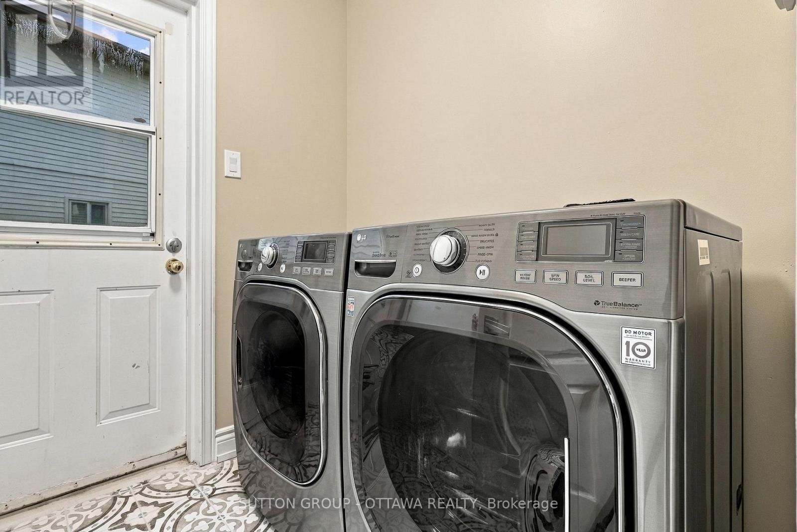 476 Rougemount Crescent — photo 24