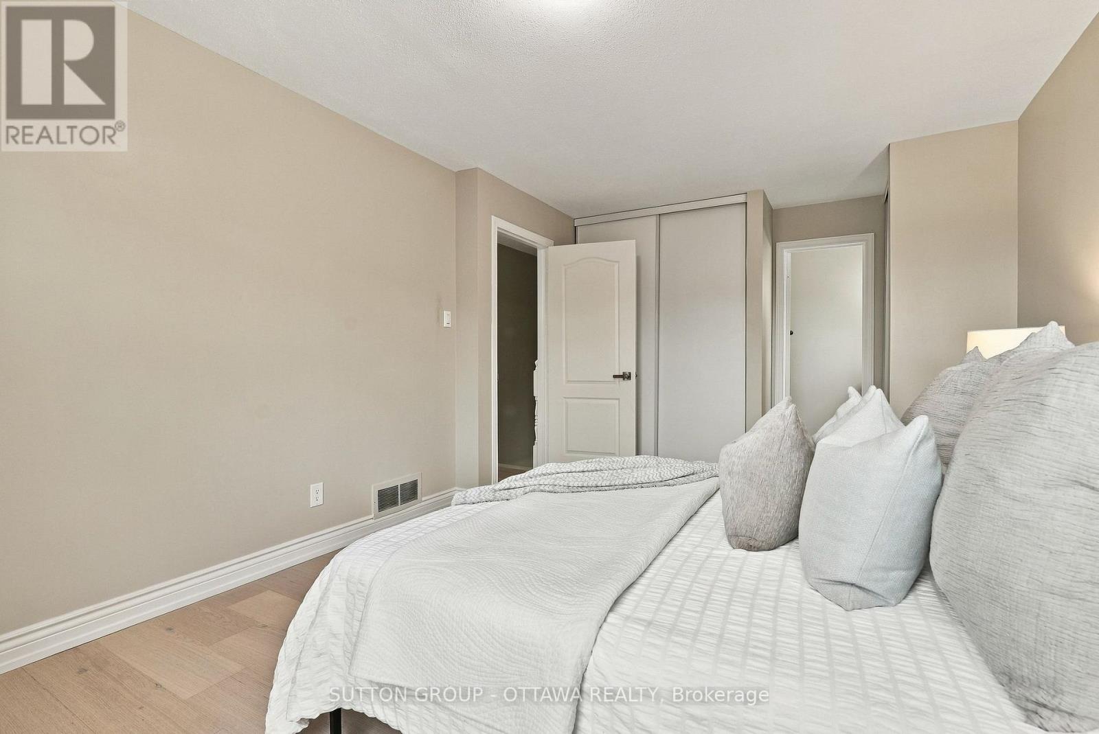 476 Rougemount Crescent — photo 29