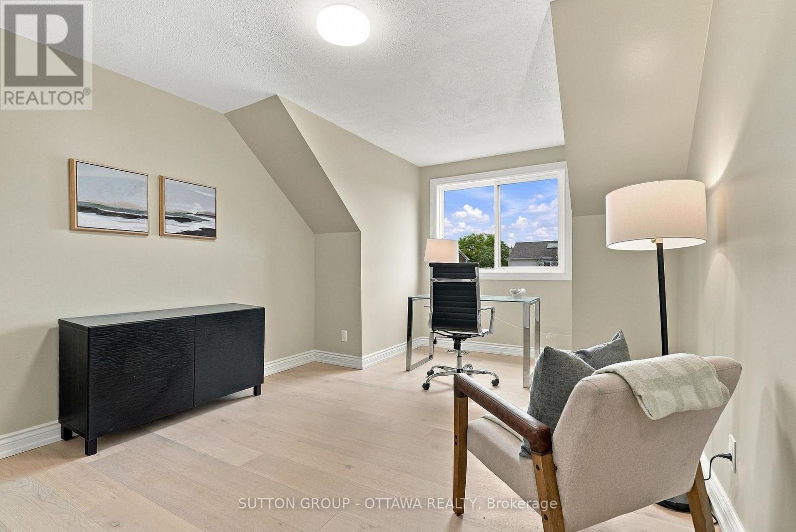 476 Rougemount Crescent — photo 32