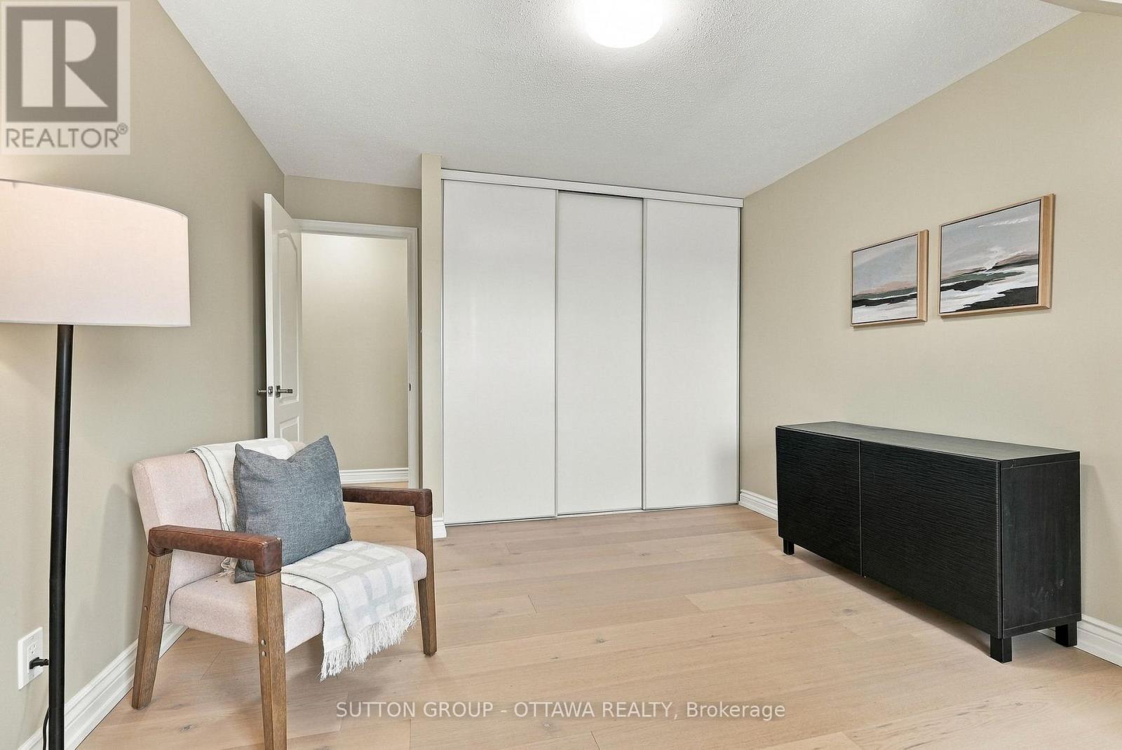 476 Rougemount Crescent — photo 33