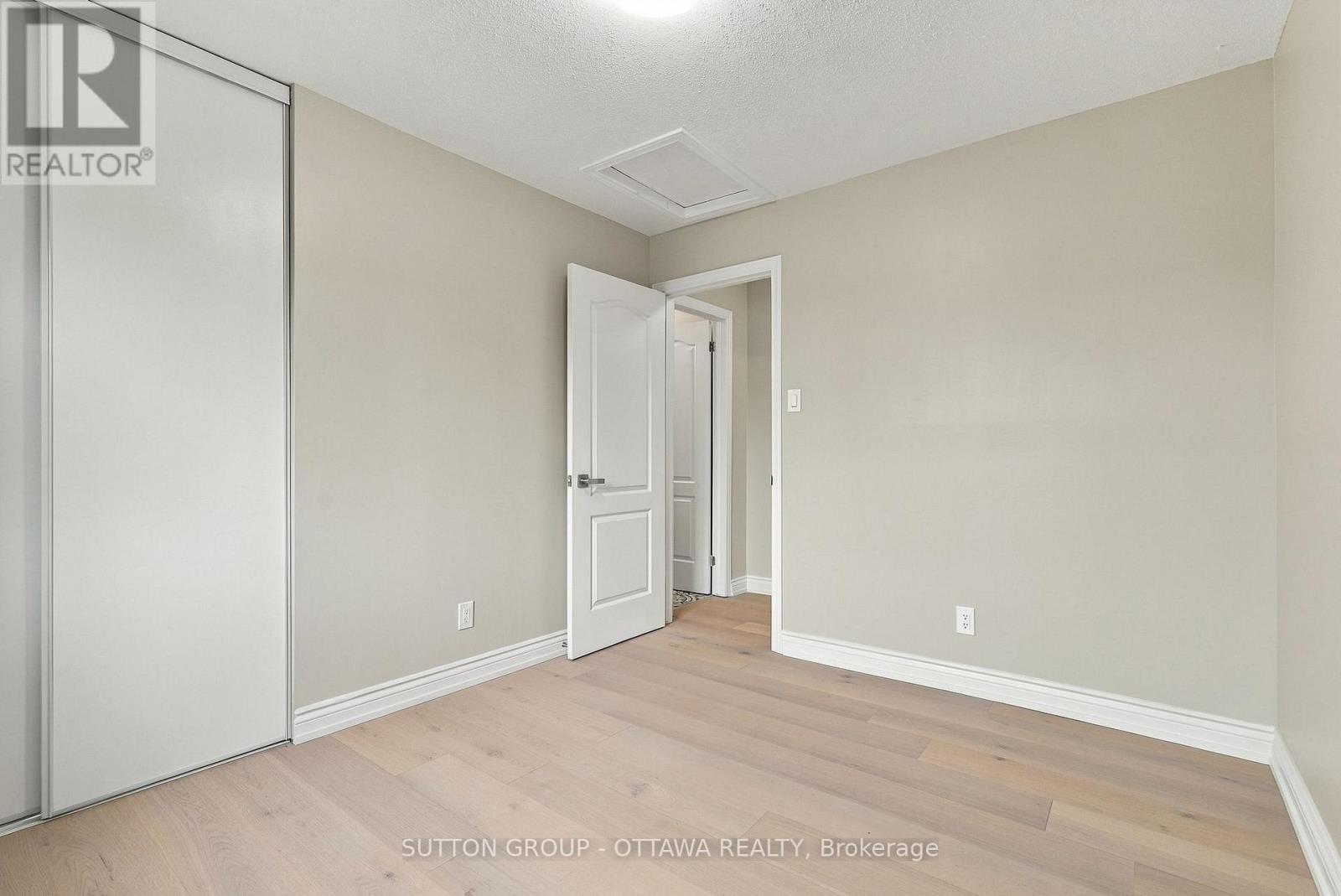 476 Rougemount Crescent — photo 35