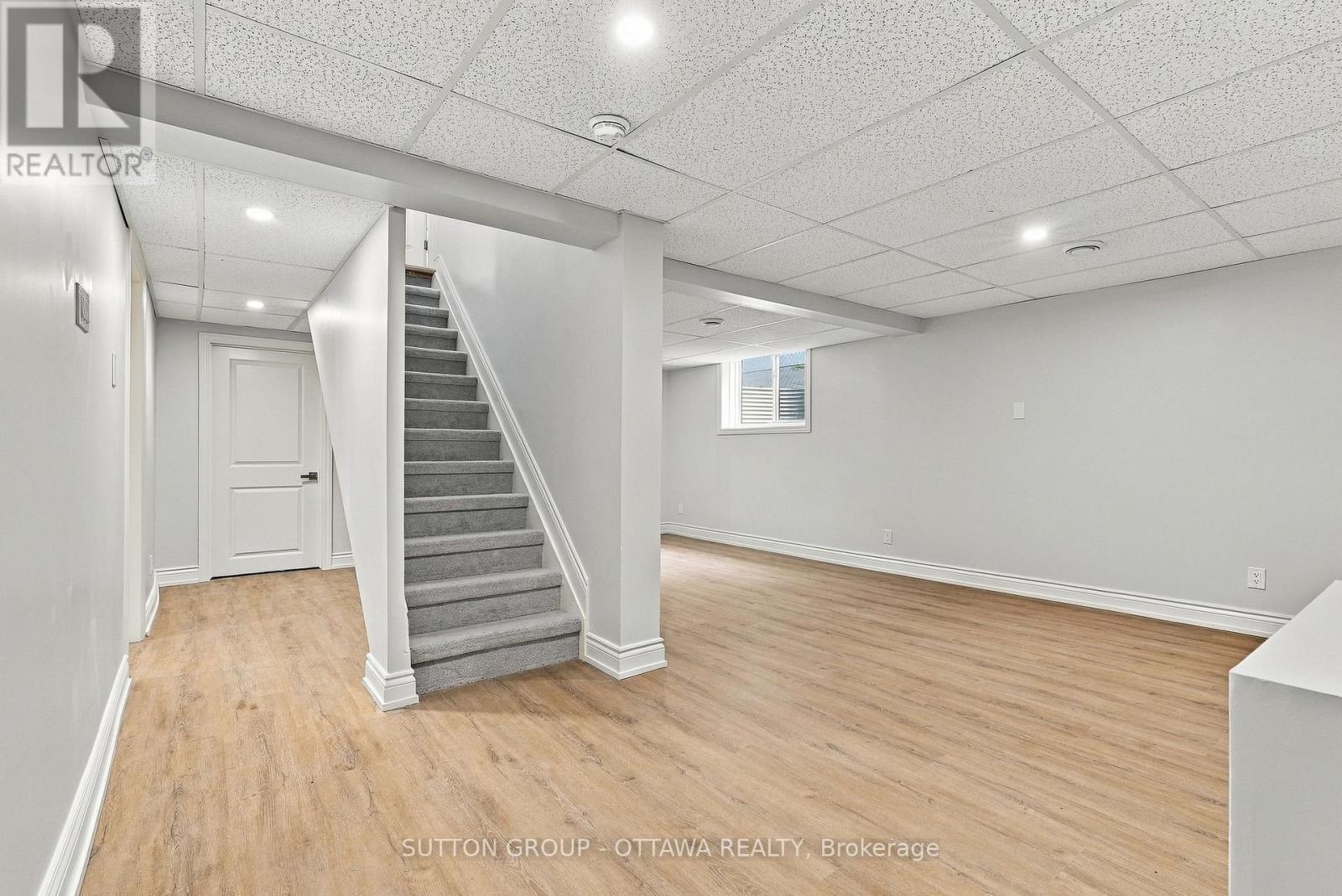 476 Rougemount Crescent — photo 38