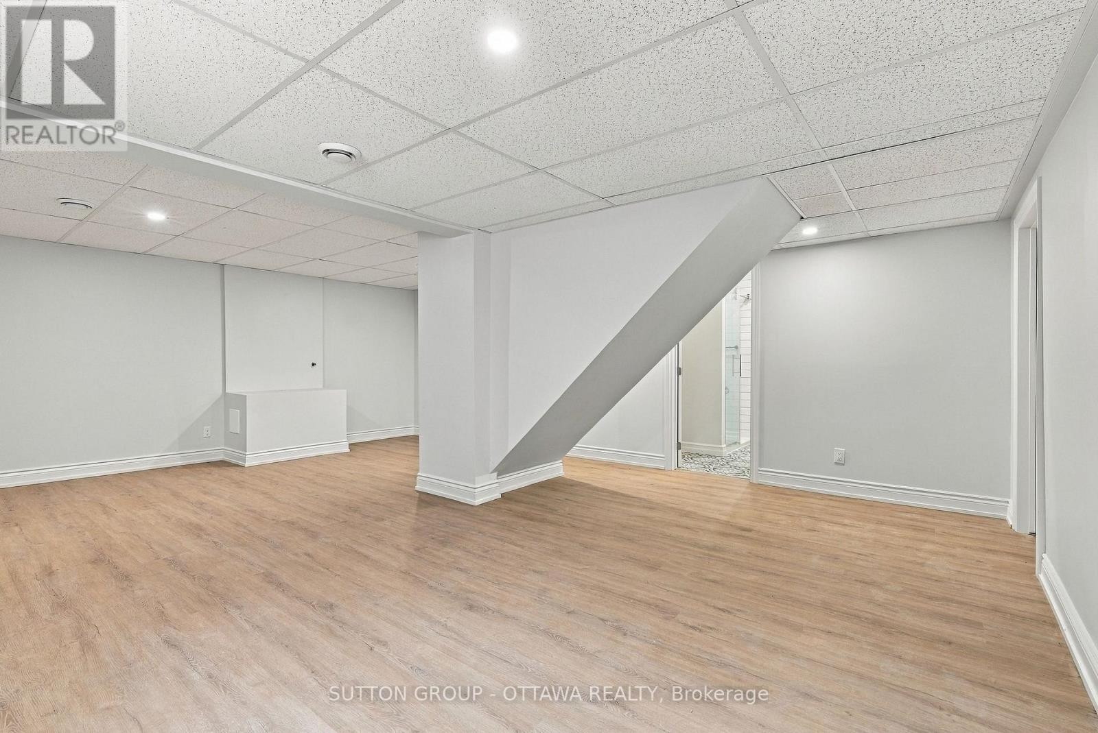 476 Rougemount Crescent — photo 39