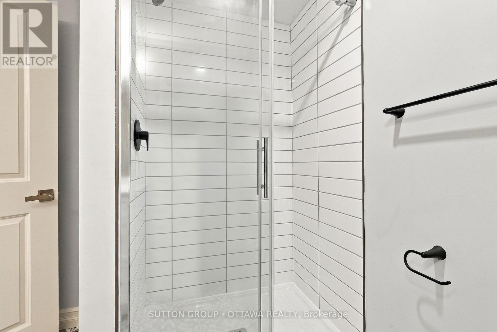 476 Rougemount Crescent — photo 44