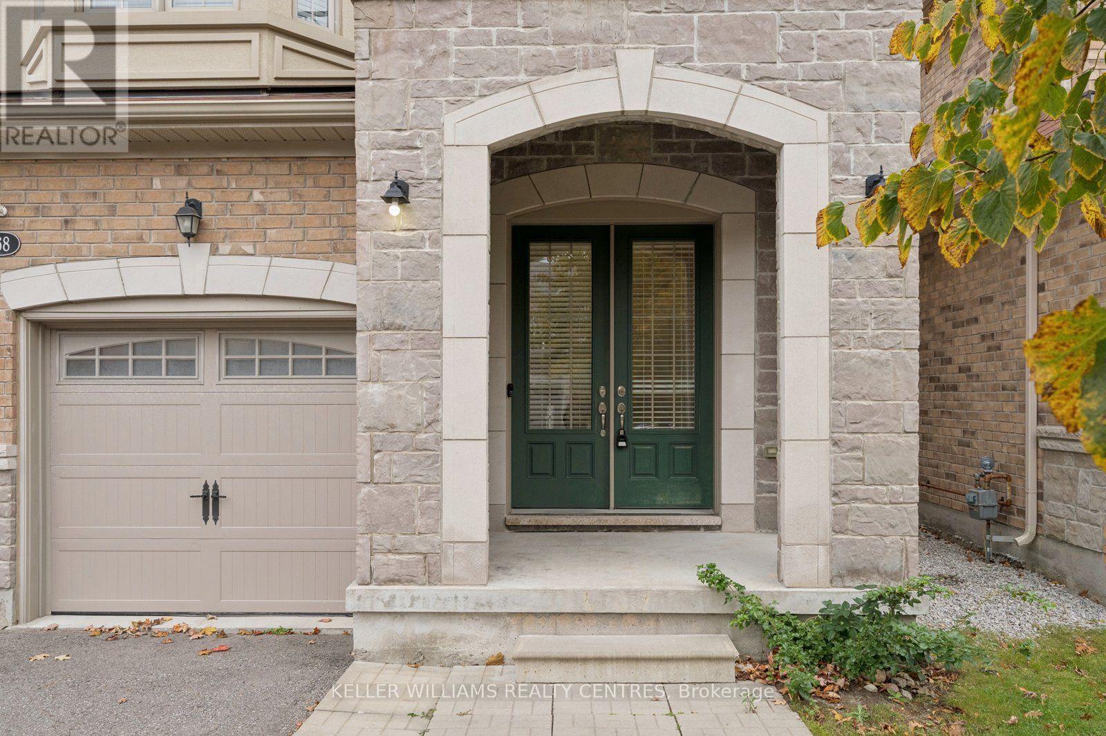668 McGregor Farm Trail, Newmarket, ON photo 2