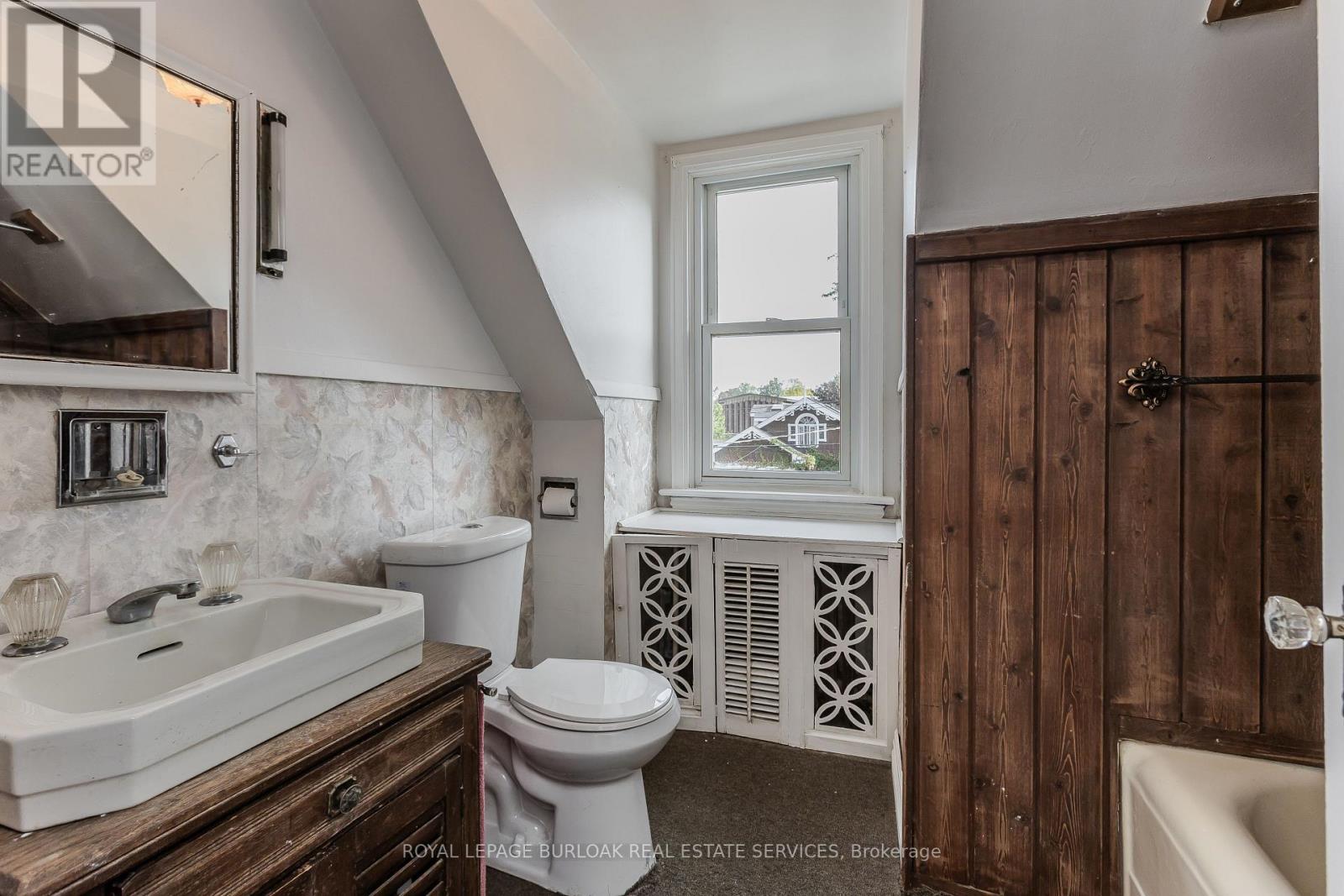 2104 Emerald Crescent — photo 27