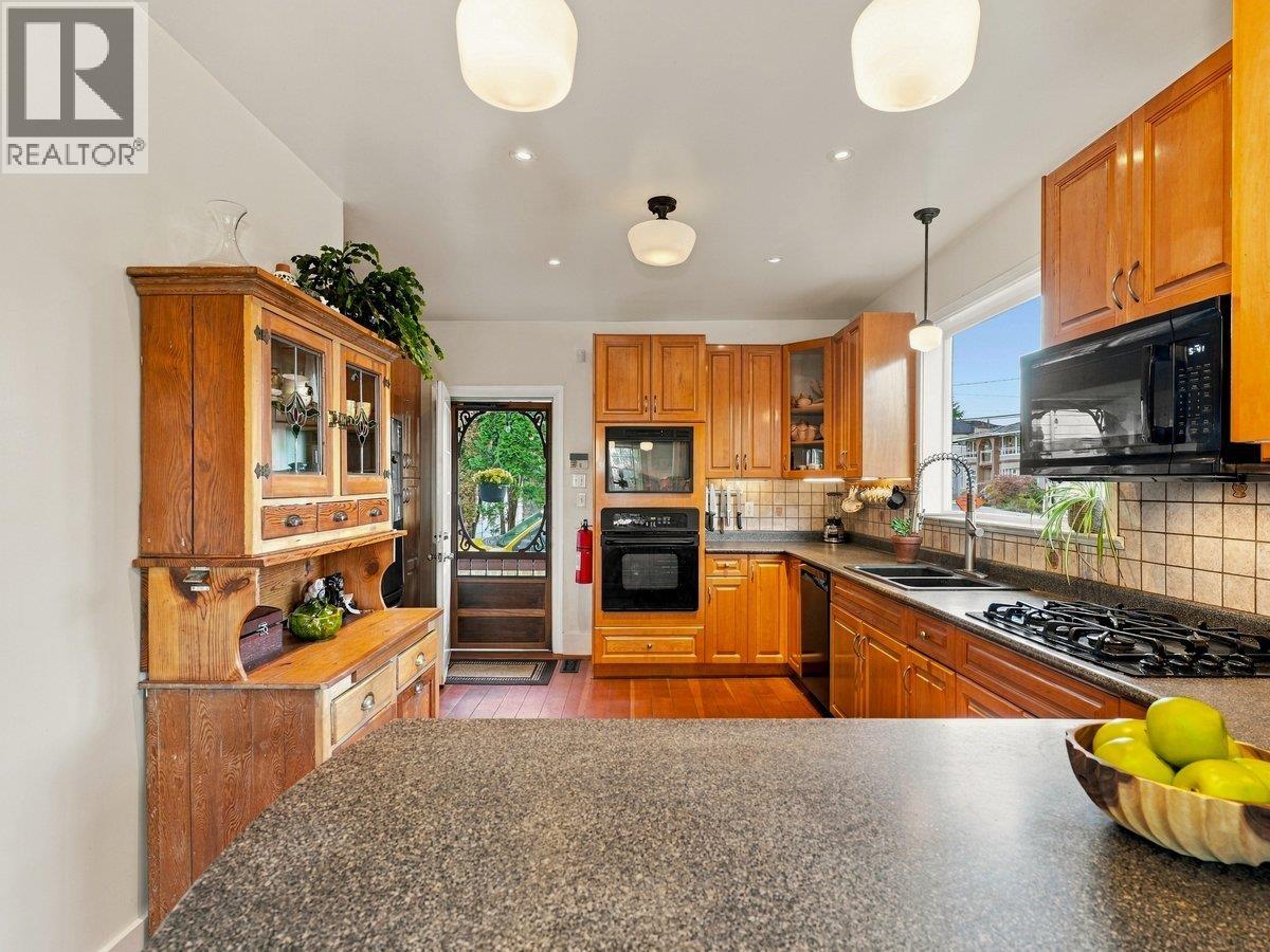 4 Bed, 3 Bath House for Sale in Burnaby – 5558 LAUREL STREET, Burnaby – MLS# R3176299 - Image 18