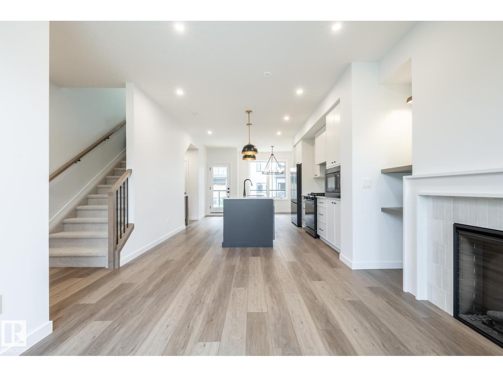 7439 May Common NW NW, Edmonton — photo 13