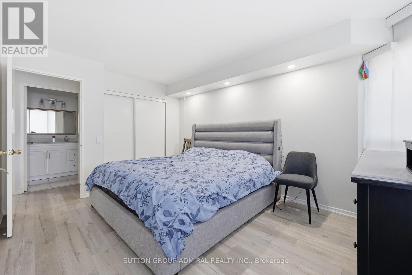 211- 81 Townsgate Drive, Vaughan, ON photo 12