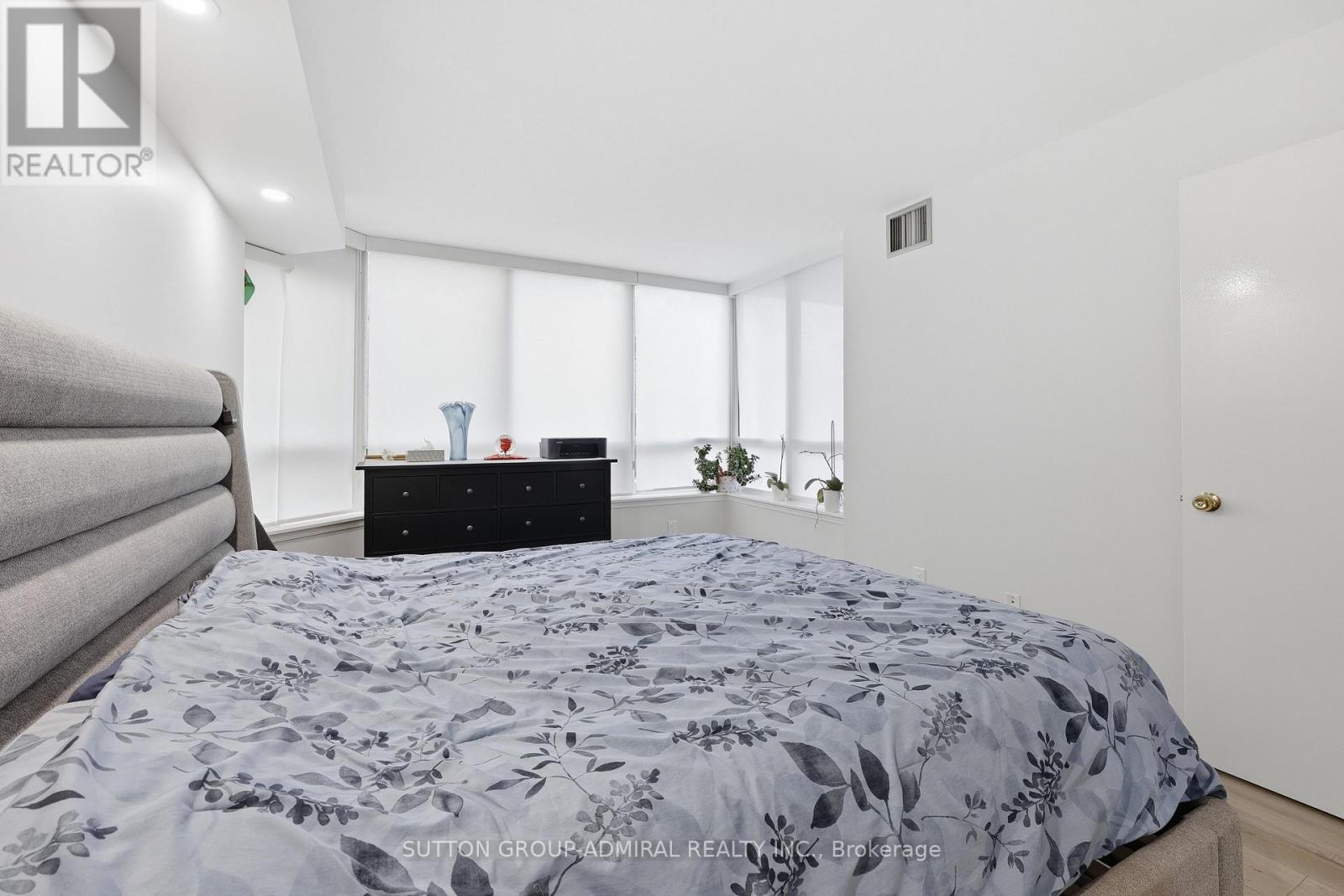 211- 81 Townsgate Drive, Vaughan, ON photo 14