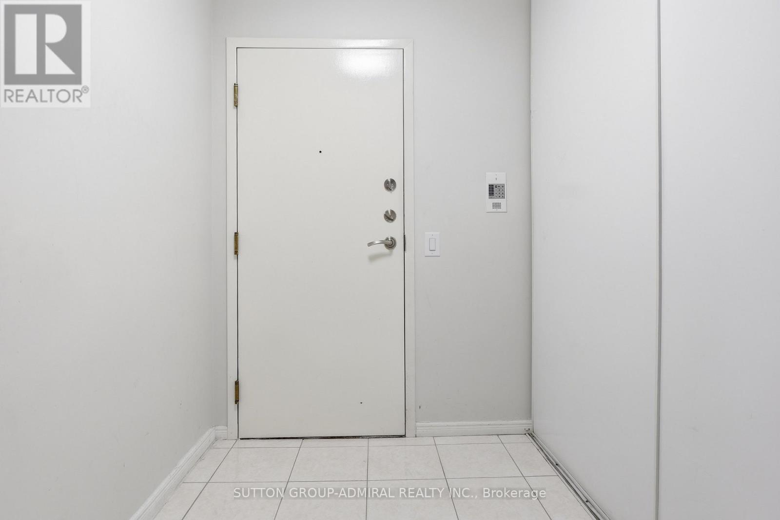 211- 81 Townsgate Drive, Vaughan, ON photo 2