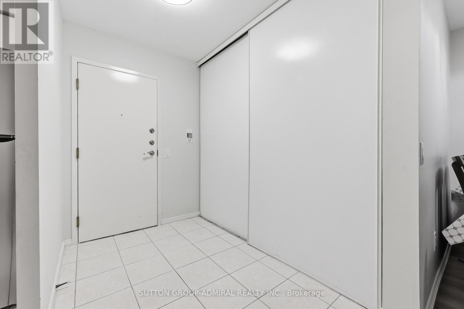 211- 81 Townsgate Drive, Vaughan, ON photo 3
