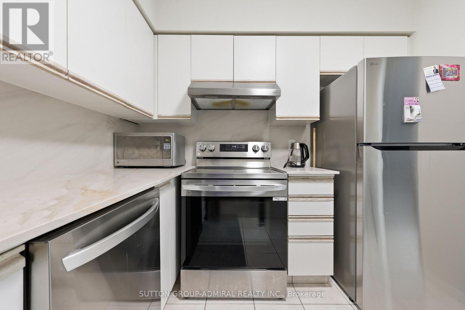 211- 81 Townsgate Drive, Vaughan, ON photo 5