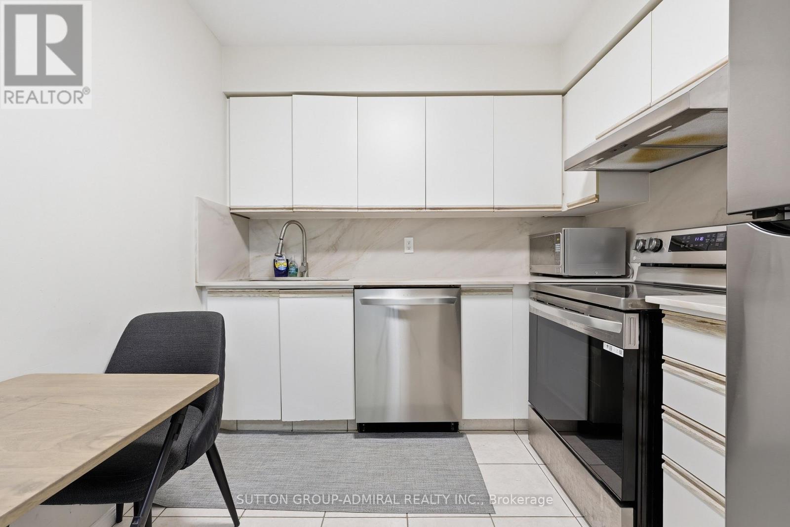 211- 81 Townsgate Drive, Vaughan, ON photo 6