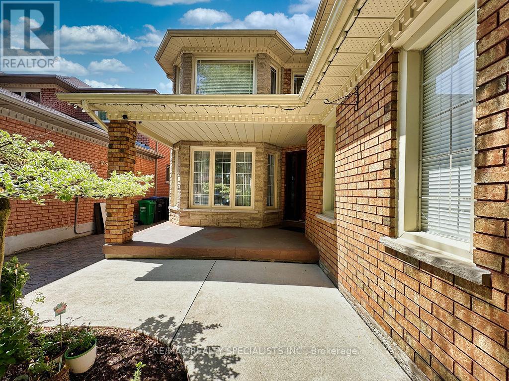 9 Siesta Court, Brampton, ON photo 3