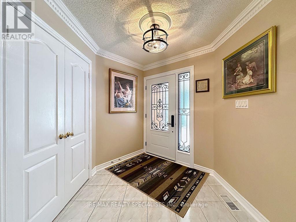 9 Siesta Court, Brampton, ON photo 4