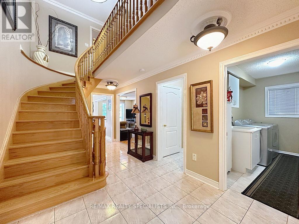 9 Siesta Court, Brampton, ON photo 5