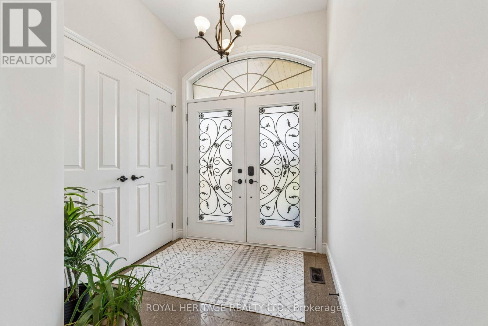 51 Gloria Crescent, Whitby, ON photo 2