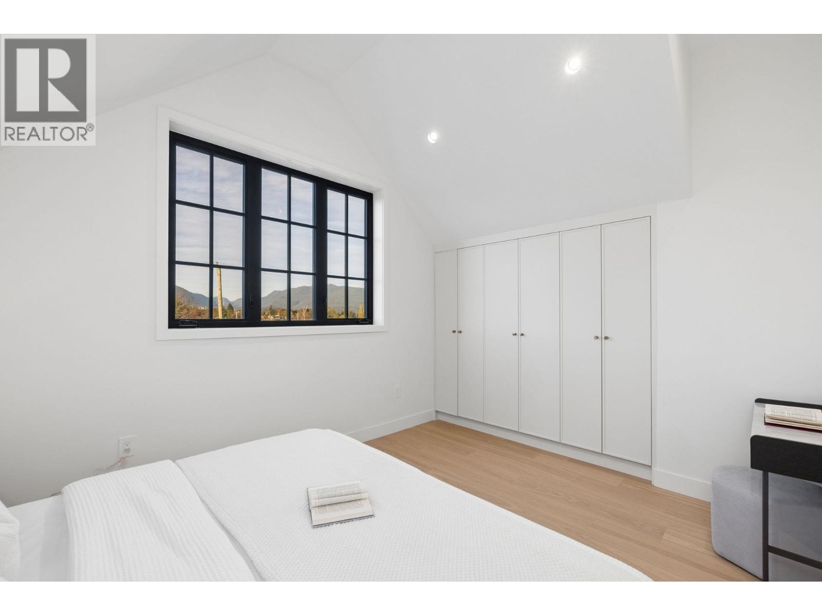 Photo of 1 2733 WILLIAM STREET 36