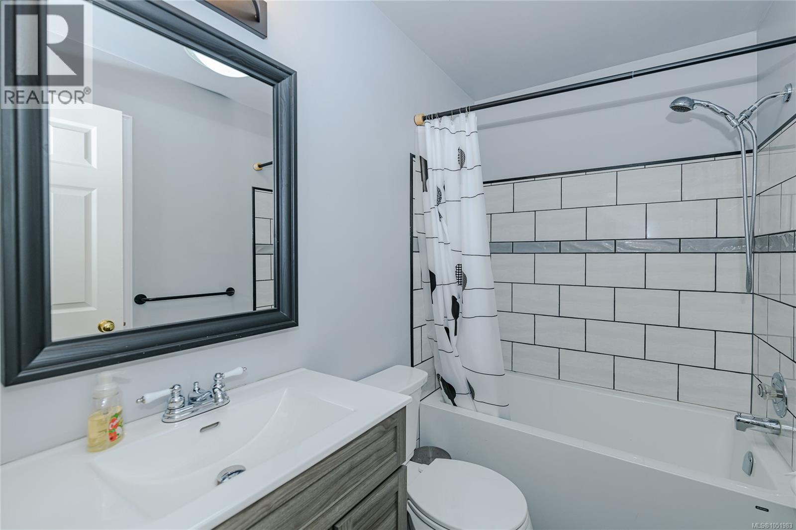 54 2070 Amelia Ave, Sidney - Image 1