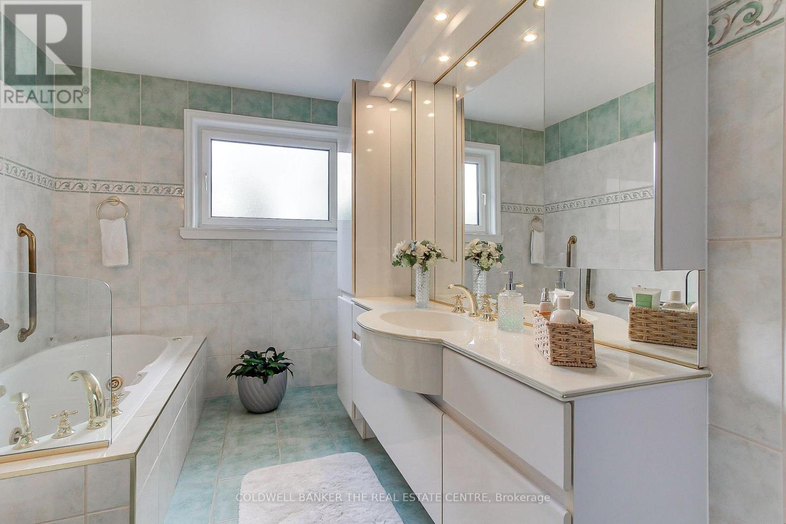 35 Tofino Crescent — photo 30