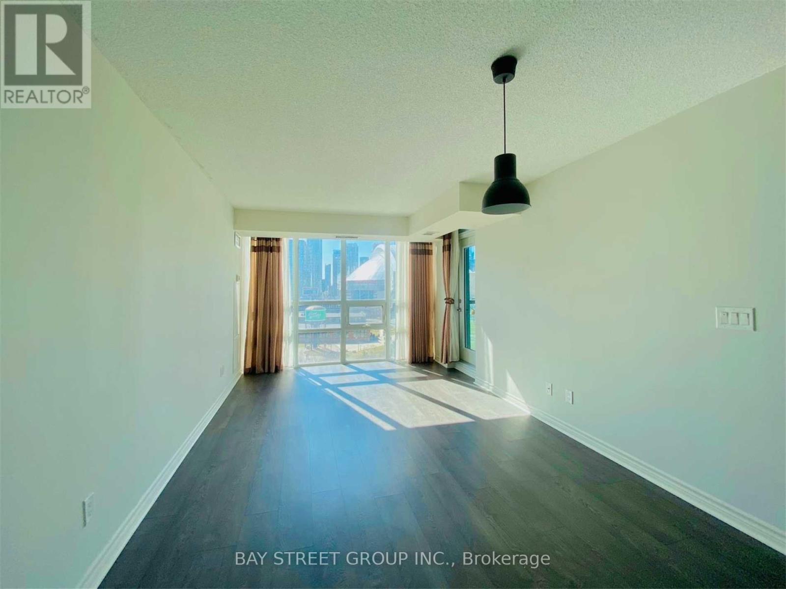 25 Lower Simcoe Street — photo 4
