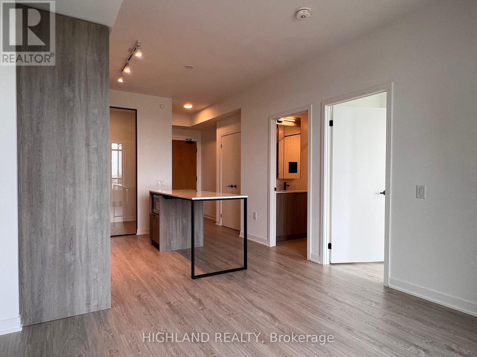 2495 Eglinton Avenue West — photo 12