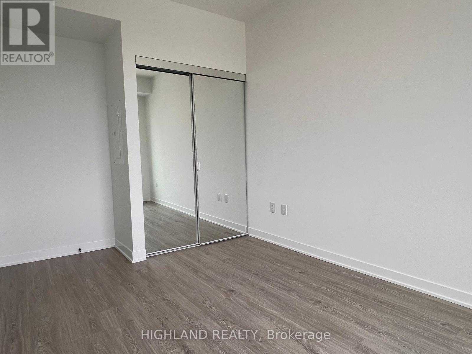 2495 Eglinton Avenue West — photo 16