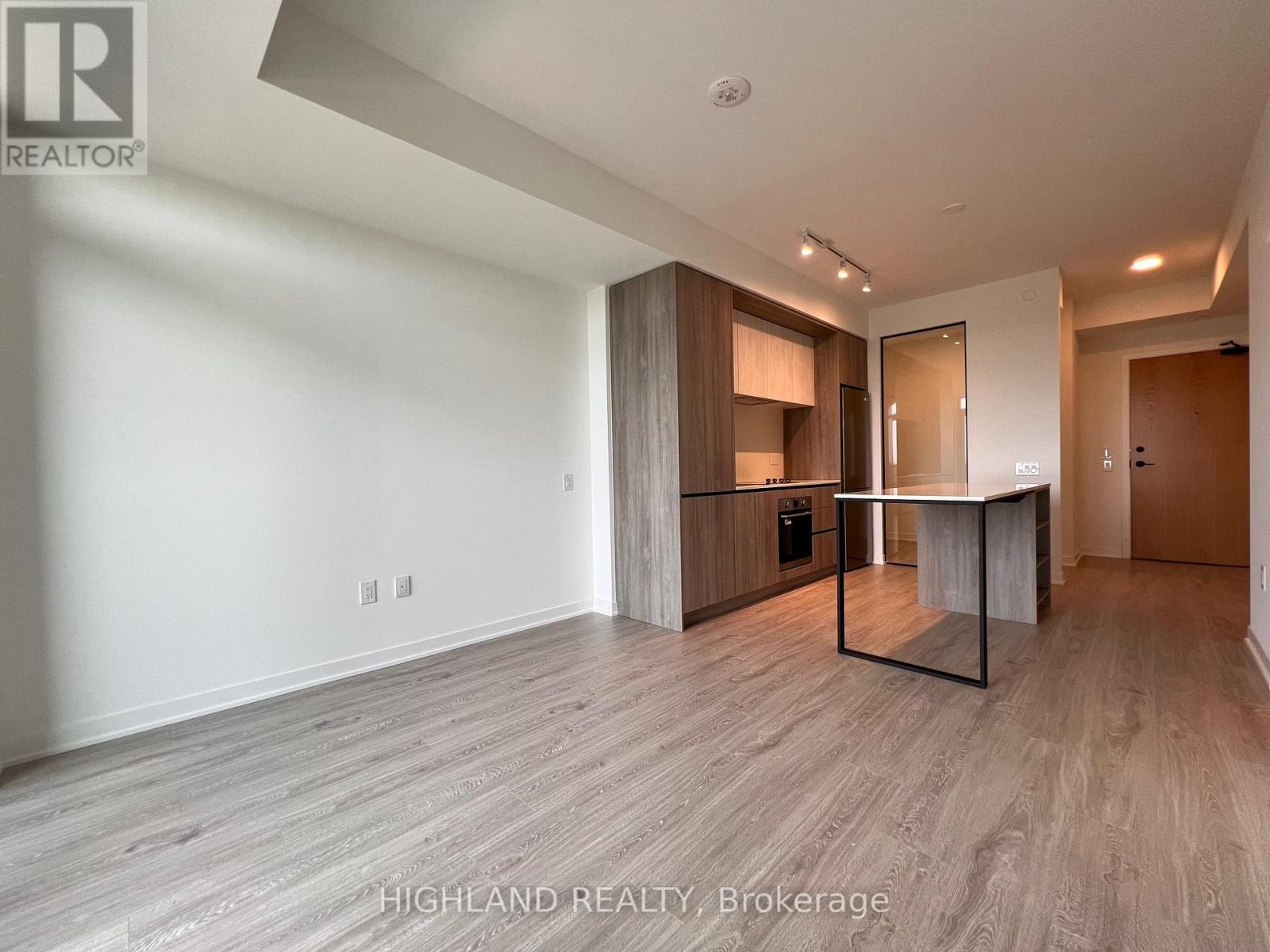 2495 Eglinton Avenue West — photo 7